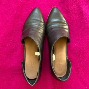 Universal Thread flats